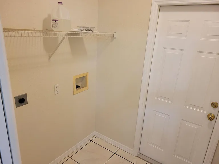 6833 Babcock St — Photo 15
