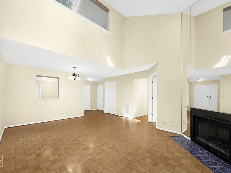 1081 Courtland Dr — Photo 3