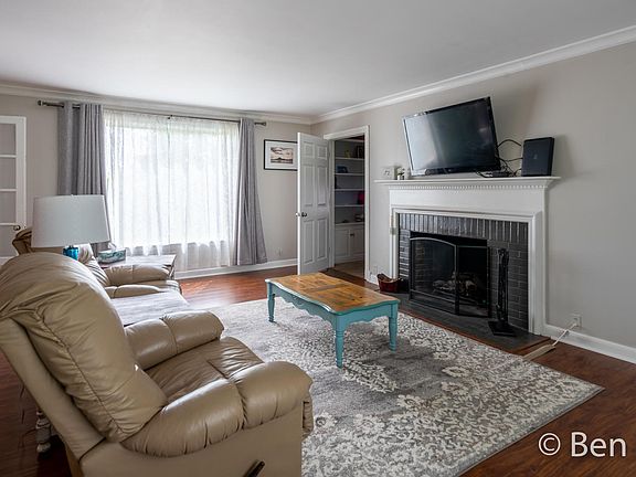 3rd image of 524 Twin Lakes Dr NE
