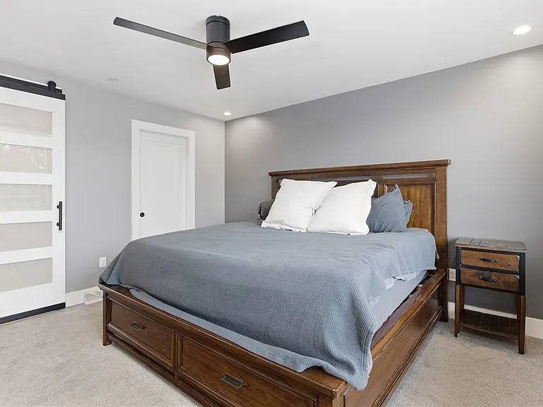 240 E Jefferson St — Photo 29