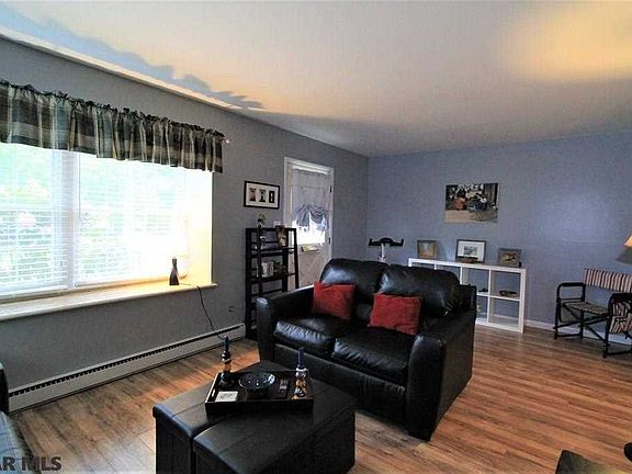 4th image of 456 Amblewood Way