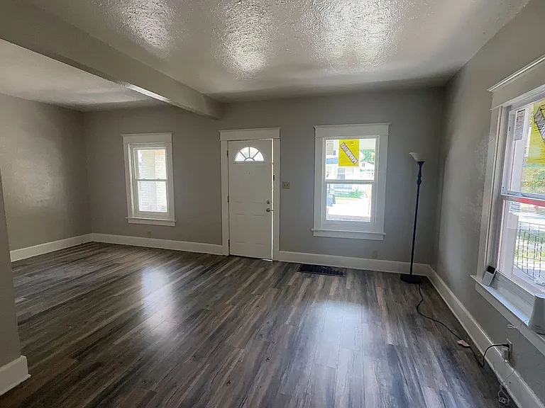 247 E Pearl St — Photo 4