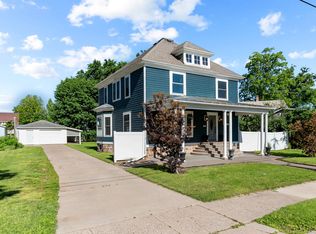 318 5th St, Waupaca, WI 54981