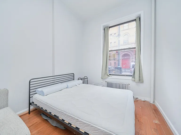 331 W 43rd St #1B — Photo 3