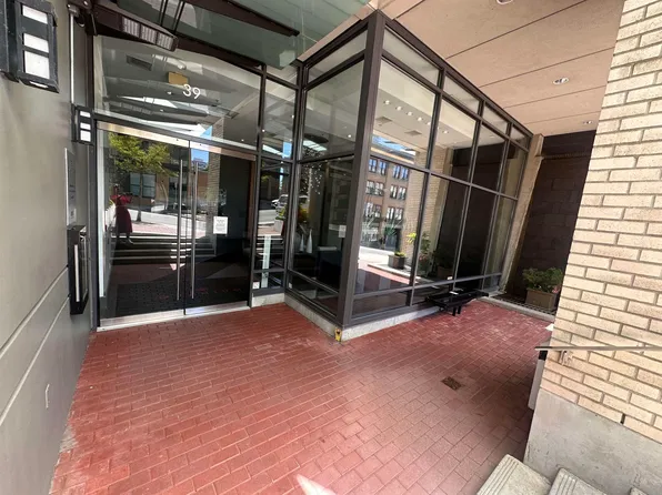 39 6th St #601, New Westminster, BC V3L 0B3