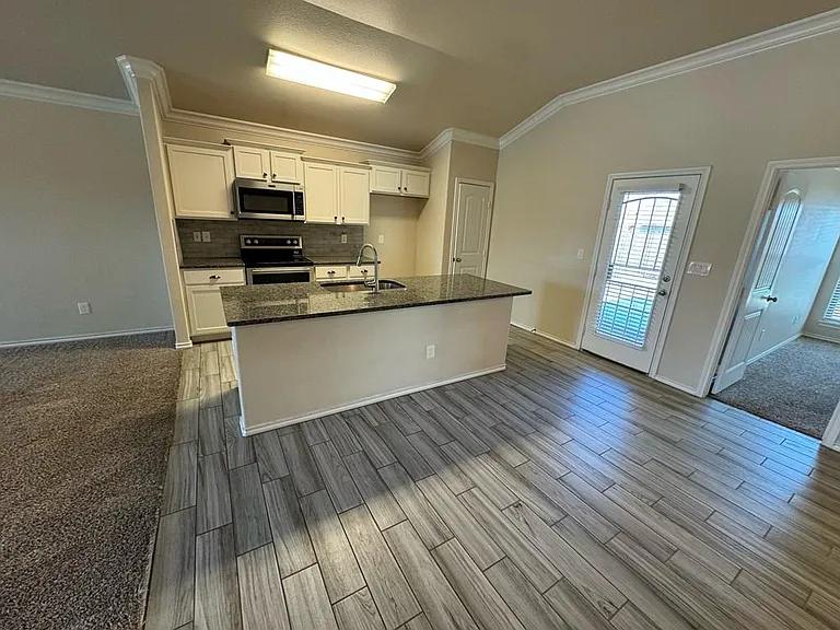 903 Yancy St — Photo 2