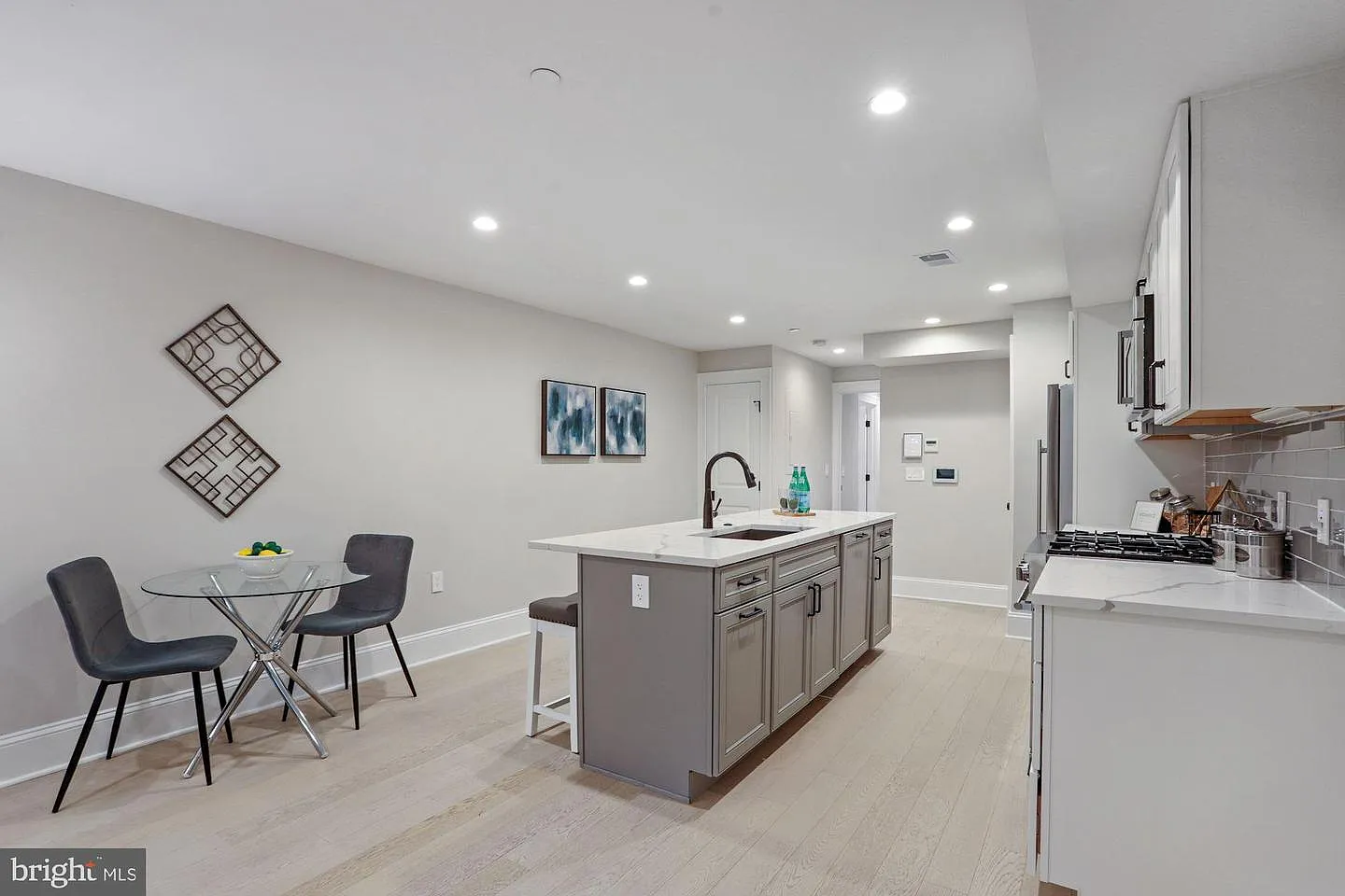 1 bed, 853 sqft, $3,200 — Photo 4