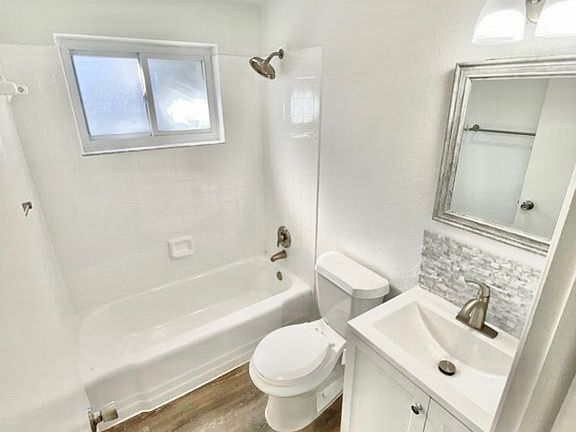 2nd image of 2381 Chaucer St