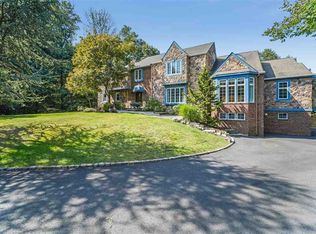 11 Crestview Ct, Roseland, NJ 07068
