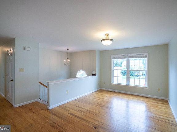 3rd image of 158 McKivison Ct