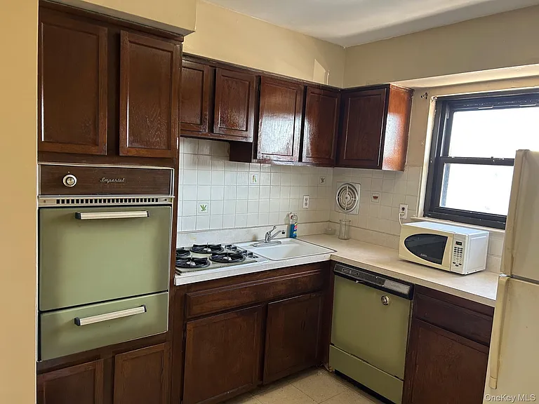 68 Sneden Pl W #68 — Photo 10