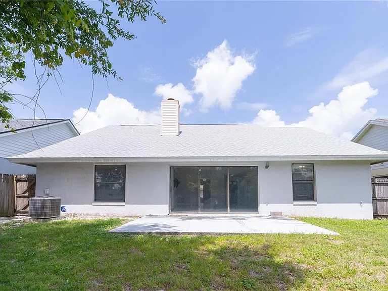 660 Holbrook Cir — Photo 3