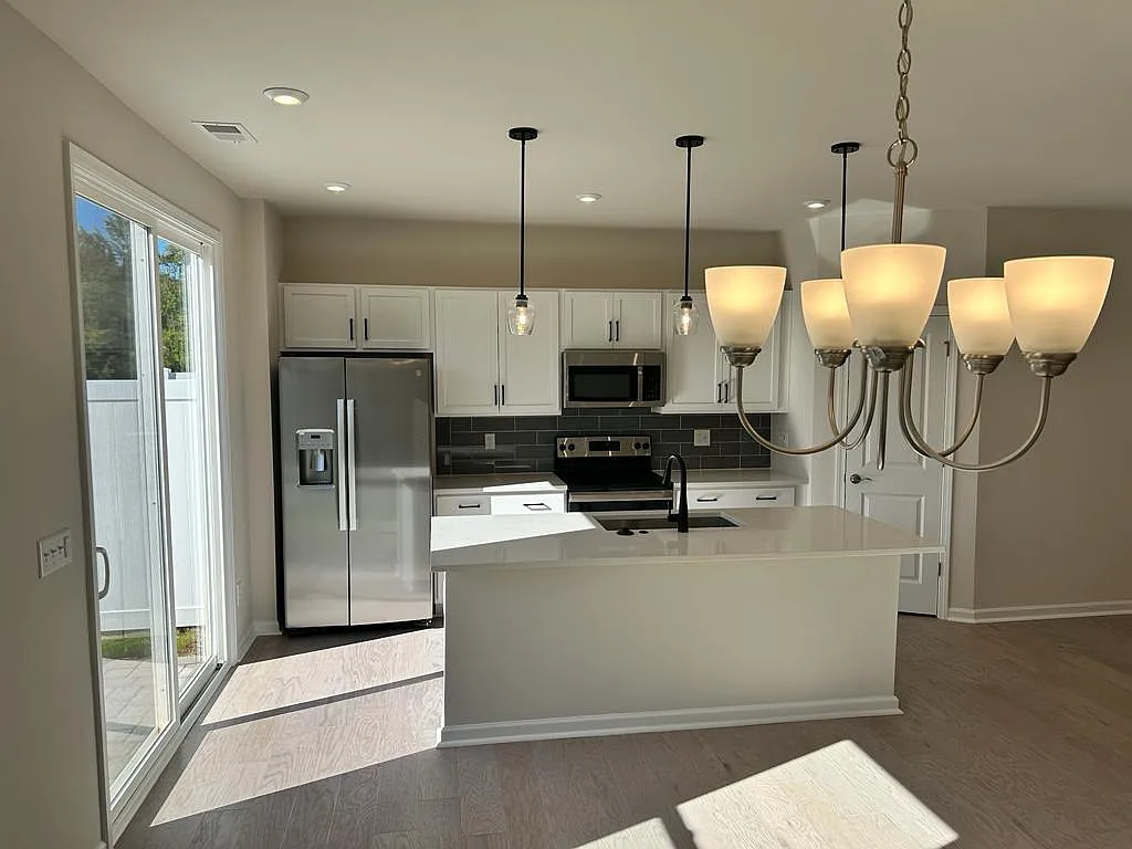 3 bed, 2.5 bath, 1630 sqft, $2,100 — Photo 4