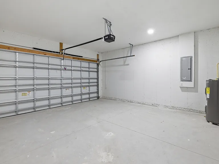 825 Carbon St E — Photo 37