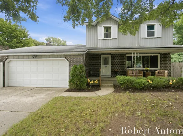 3756 Summit View Dr NE, Grand Rapids, MI 49525