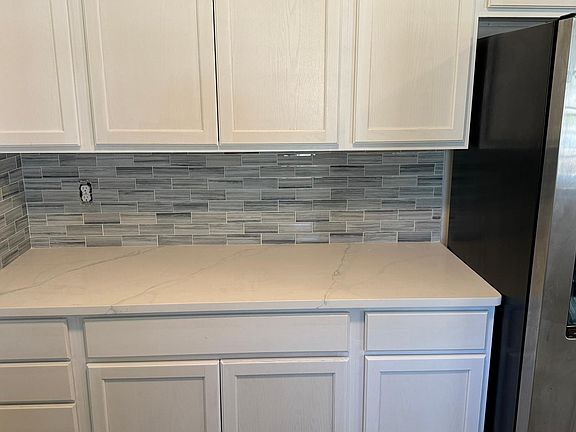 3rd image of 8114 Meadowglen Dr