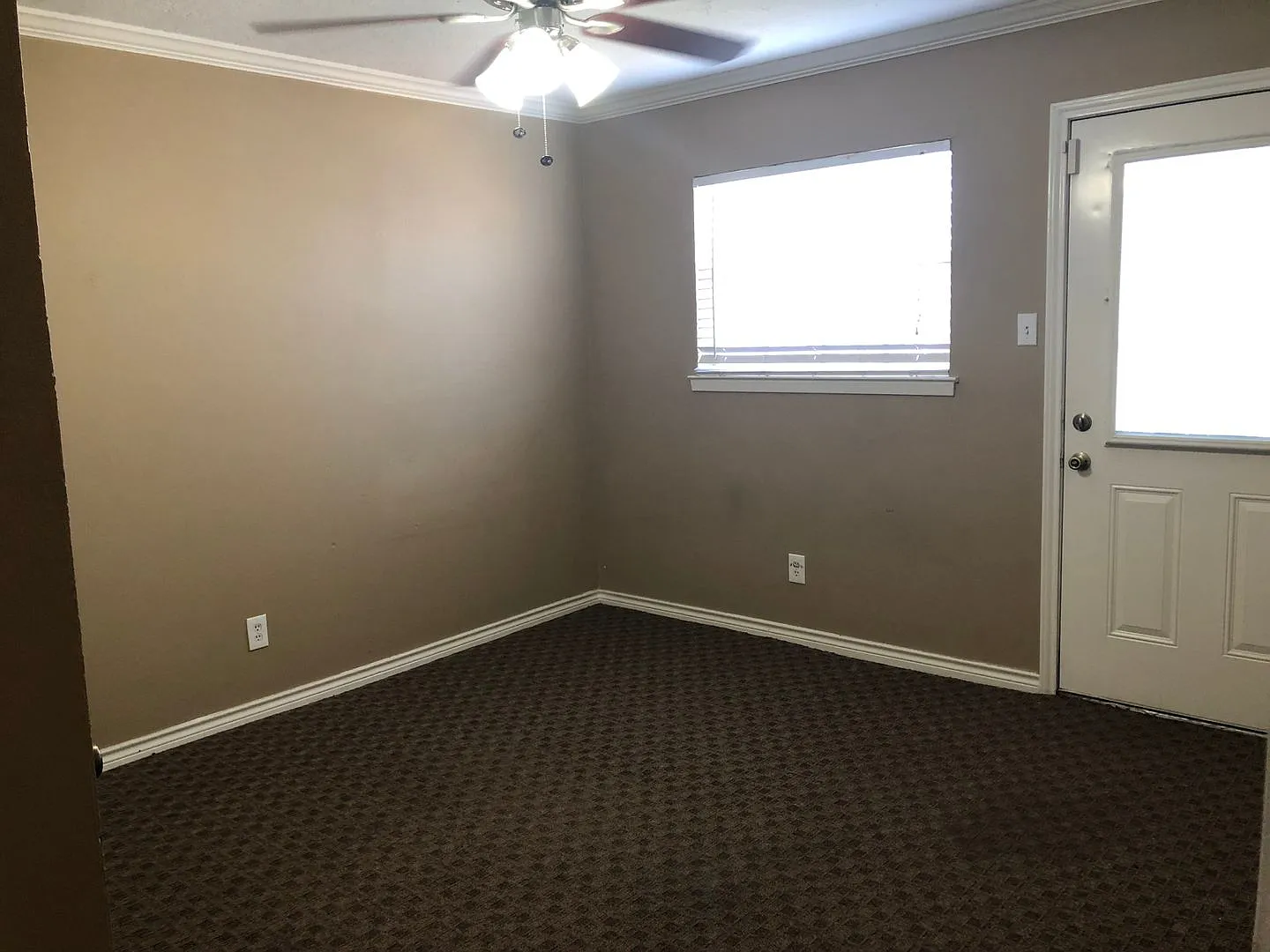 3/1.5 House with HUGE backyard available in February! — Photo 2