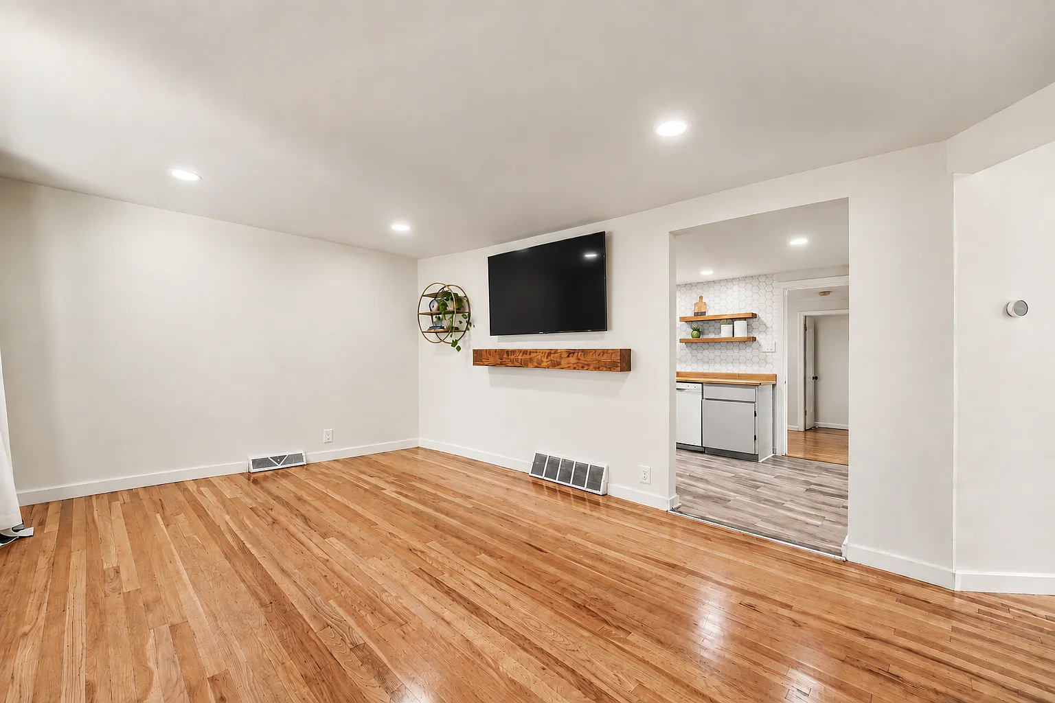4 bed, 1300 sqft, $3,000 — Photo 4