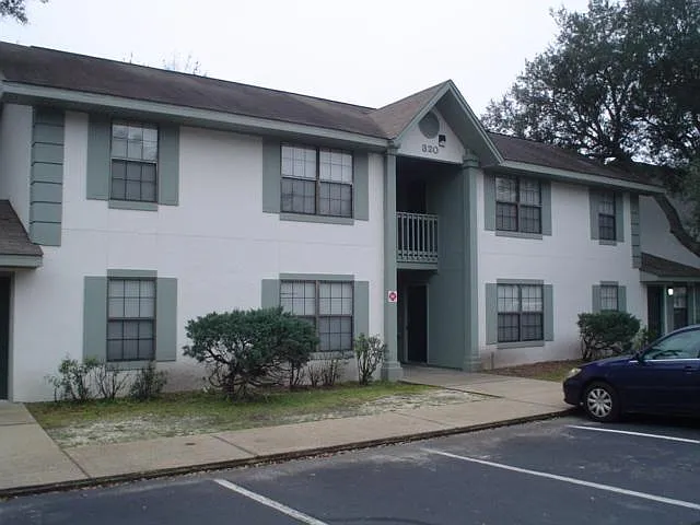 Oak Tree Park Apartments — Photo 2