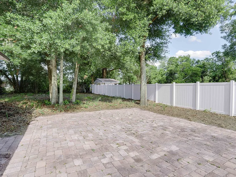 1033 N Hampton Ave — Photo 29