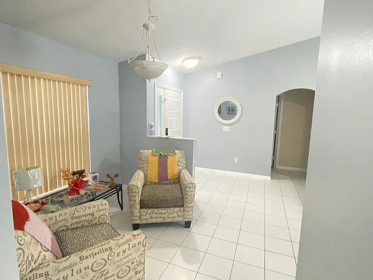 437 SW Parish Ter — Photo 6