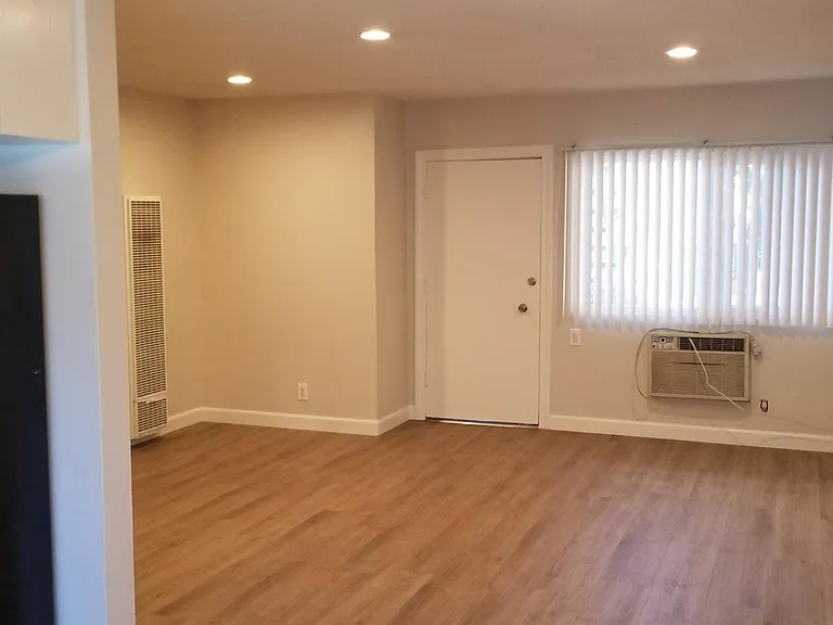 11471 Oxnard St — Photo 2