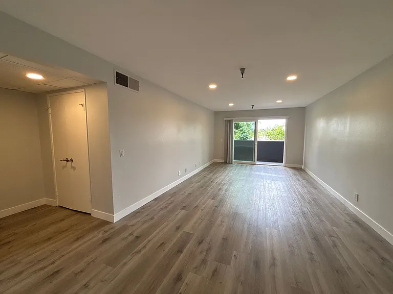 110 S Sweetzer Ave — Photo 29