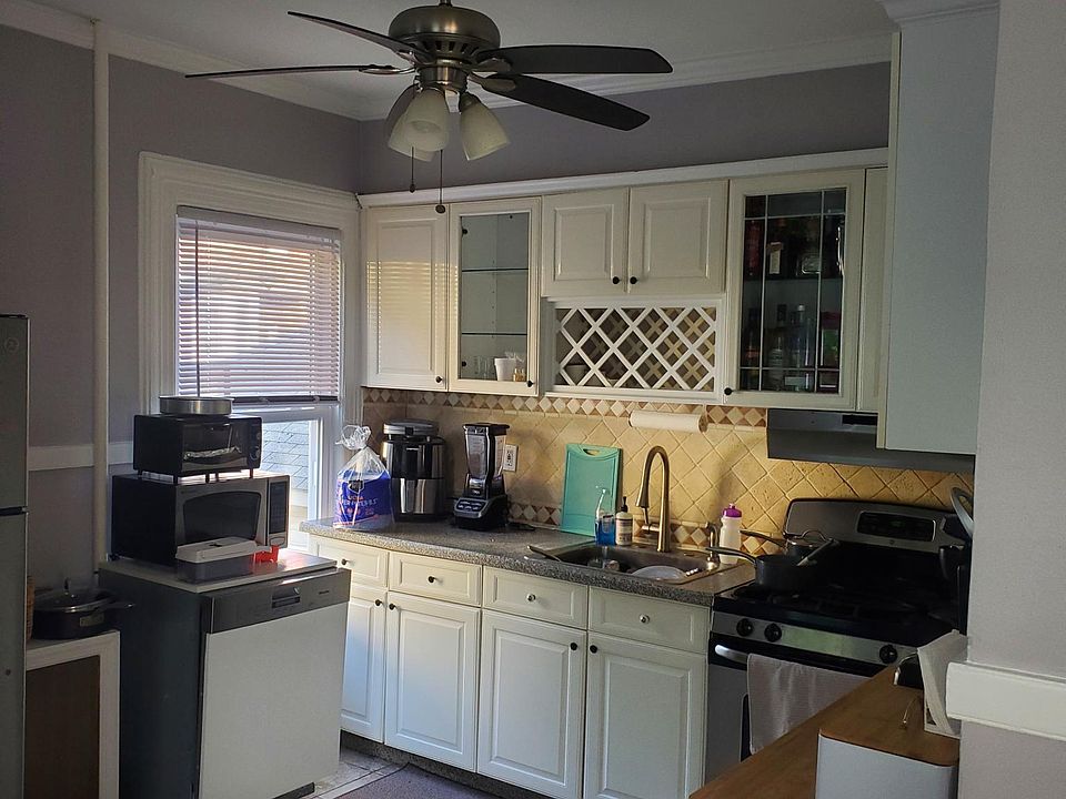 1st image of 139 Rich Ave Floor 1