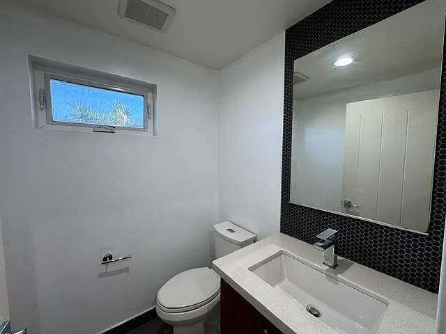 961 1/2 N Saint Andrews Pl #1 — Photo 11