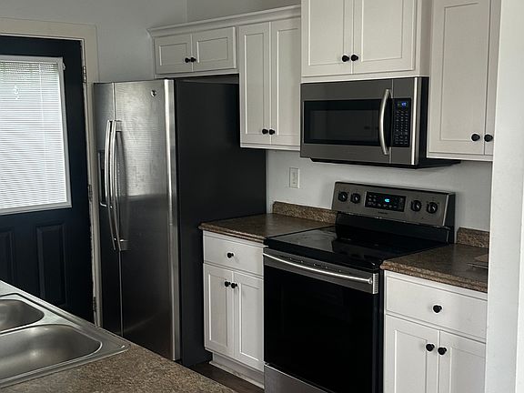Kitchen (refrigerator, microwave, and oven provided)