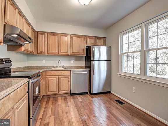 3rd image of 5924 Heritage Square Dr
