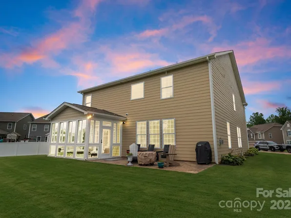 3819 Lake Breeze Dr, Sherrills Ford, NC 28673