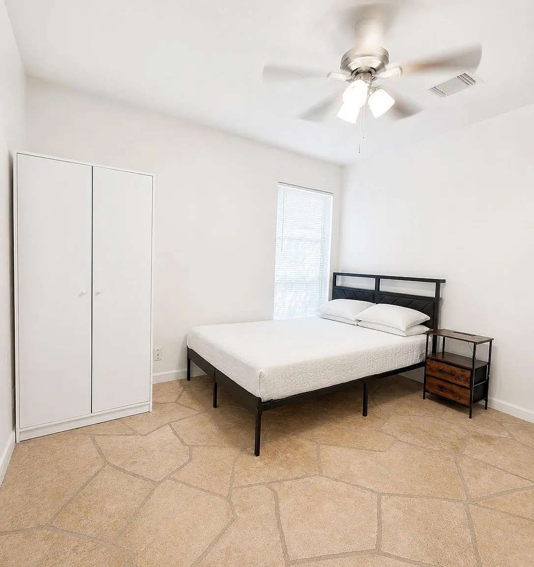 4 bed, 2.5 bath, 2049 sqft, $789 — Photo 2