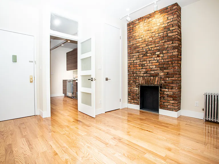 67 Diamond St #2R — Photo 15