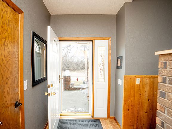3rd image of 717 8th Ave NW