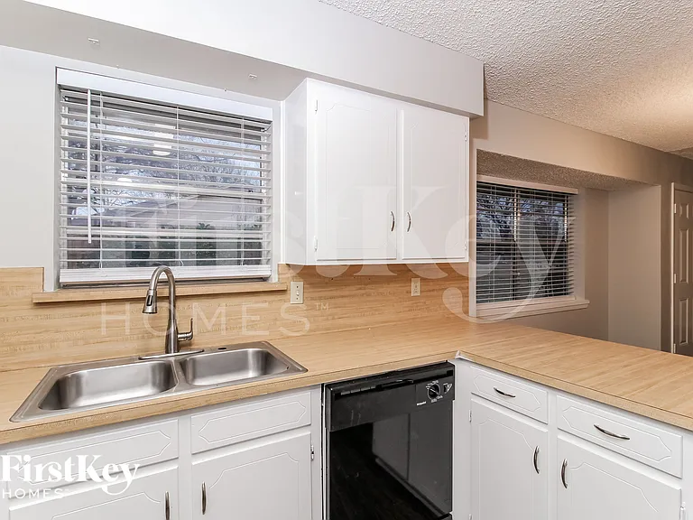 202 Carolyn Dr — Photo 15