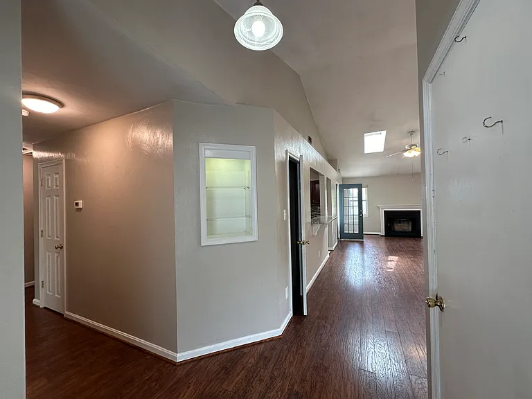 909 Chigwell Rd — Photo 5