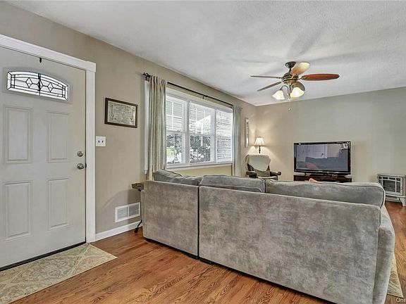 4th image of 7 Sherman Dr