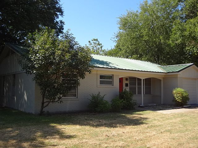1st image of 904 E Holly Ln