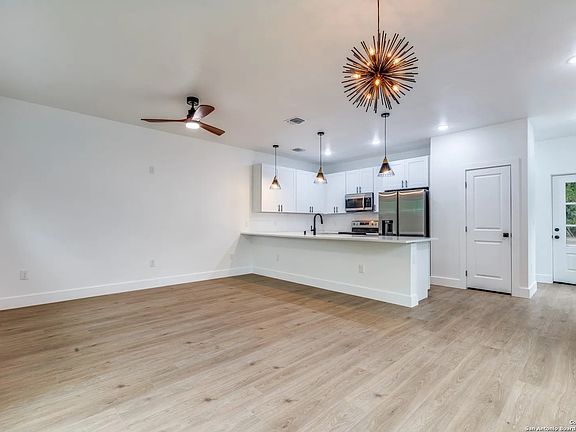4th image of 531 Essex St #201