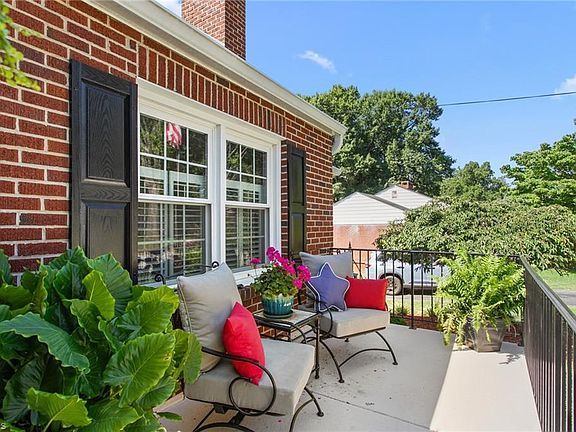 3rd image of 1111 N Woodleigh Cir