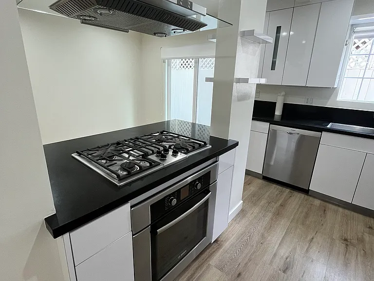 1331 Roxbury Dr #2 — Photo 11