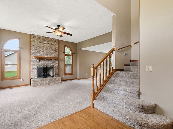 5th image of 553 E Charles St