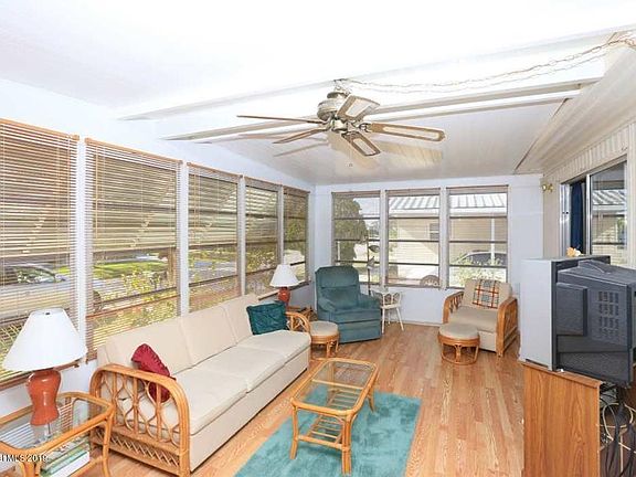 2nd image of 909 Wren Cir