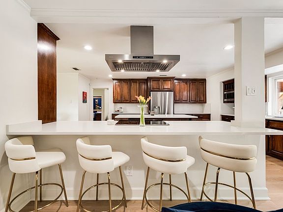 5th image of 2714 Lakeview Ln