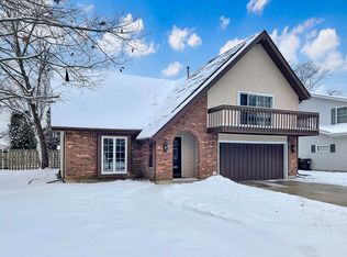 1043 Colony Dr, Crystal Lake, IL 60014