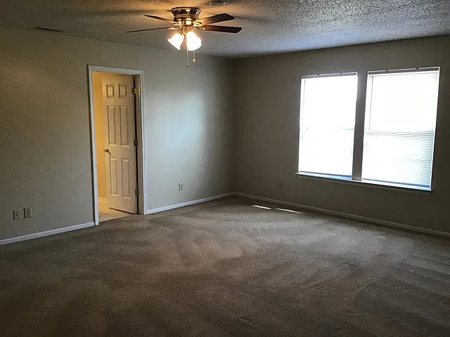 1909 Southernwood Ln — Photo 7