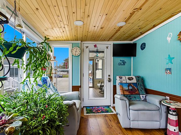 4th image of 462 Oak Ave.