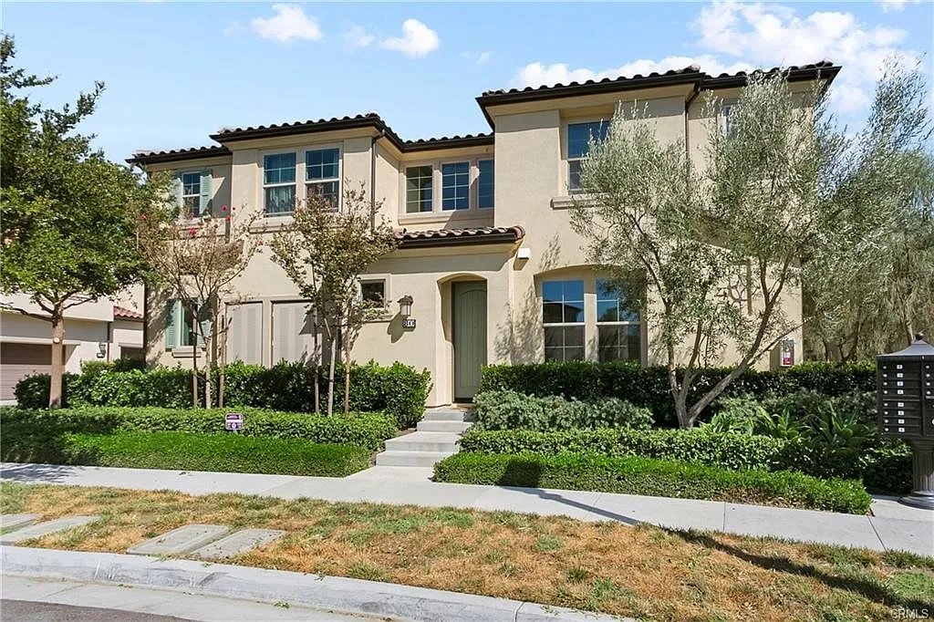 3 bed, 2.5 bath, 1655 sqft, $4,600 — Photo 3