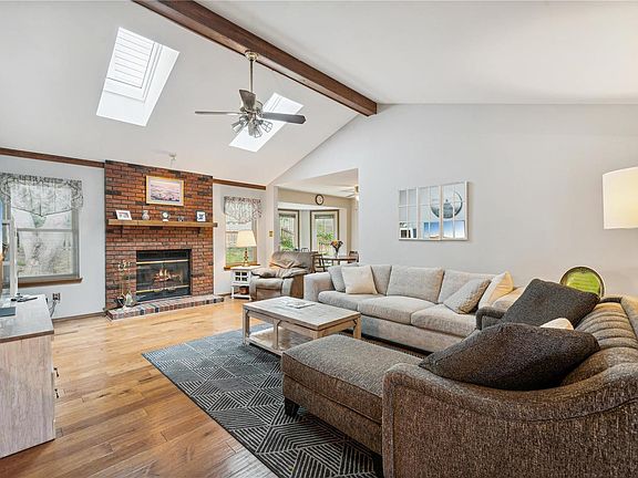 3rd image of 41 Beaujolais Dr